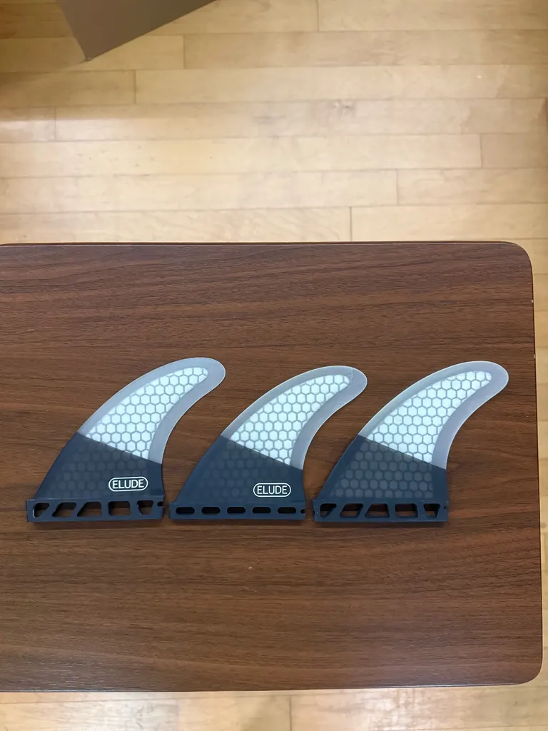 ELUDE Medium Fiberglass Hexcore Futures Thruster Fins - Image 1