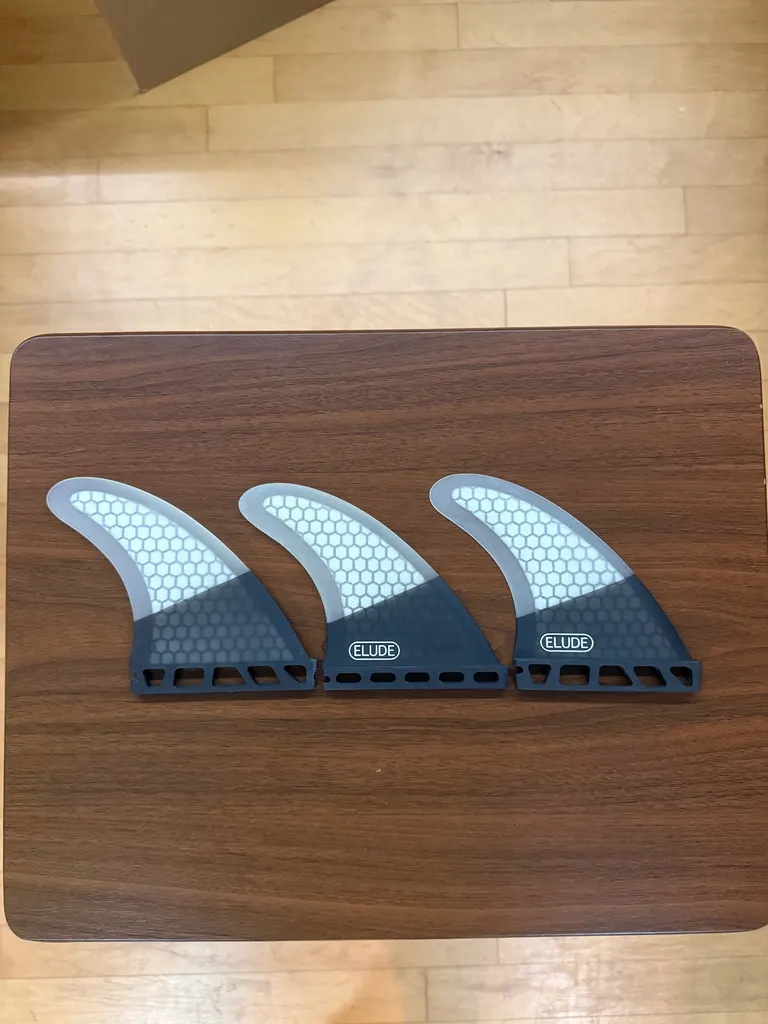 ELUDE Medium Fiberglass Hexcore Futures Thruster Fins - Image 2